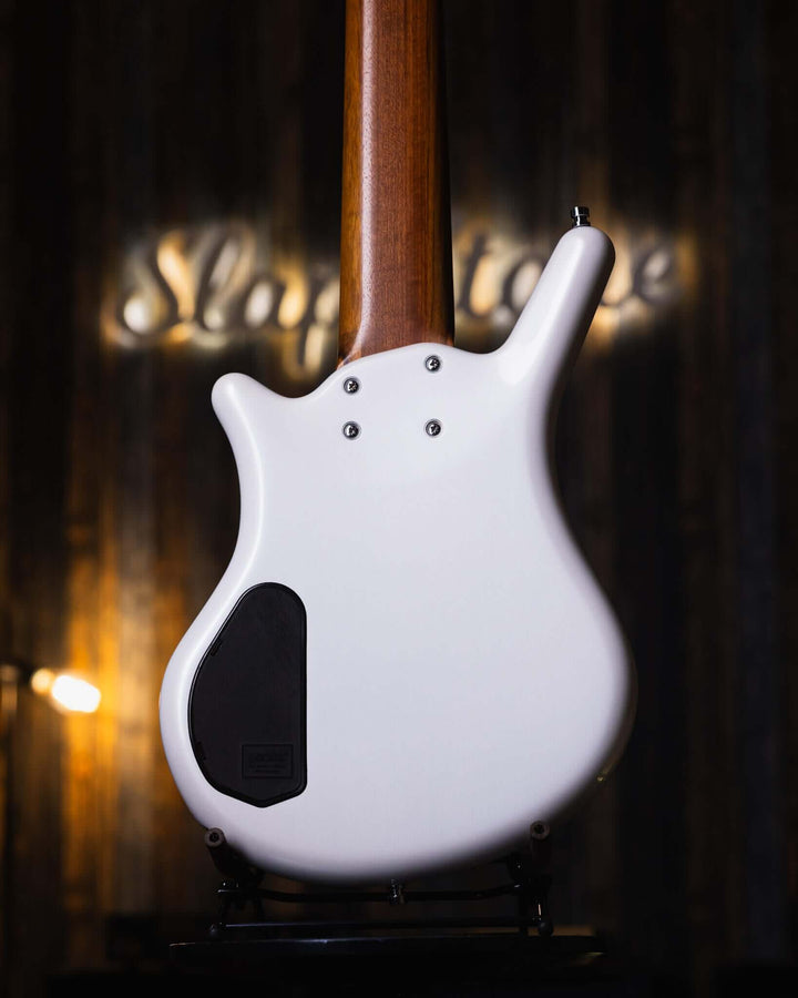 Warwick Thumb BO 6 White Pearl 2015 - Bajo Eléctrico | Cuerpo • Modelo: Thumb• Madera: Ovangkol • Terminación: White Pearl, Gloss Brazo • Madera: Ovangkol • Perfil: “C”• Terminación: Satin • Espaciado: 16.5 mm• Escala: 34” • Nuez: Just-A-Nut II 38.5 mm Di
