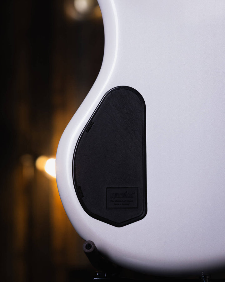 Warwick Thumb BO 6 White Pearl 2015 - Bajo Eléctrico | Cuerpo • Modelo: Thumb• Madera: Ovangkol • Terminación: White Pearl, Gloss Brazo • Madera: Ovangkol • Perfil: “C”• Terminación: Satin • Espaciado: 16.5 mm• Escala: 34” • Nuez: Just-A-Nut II 38.5 mm Di