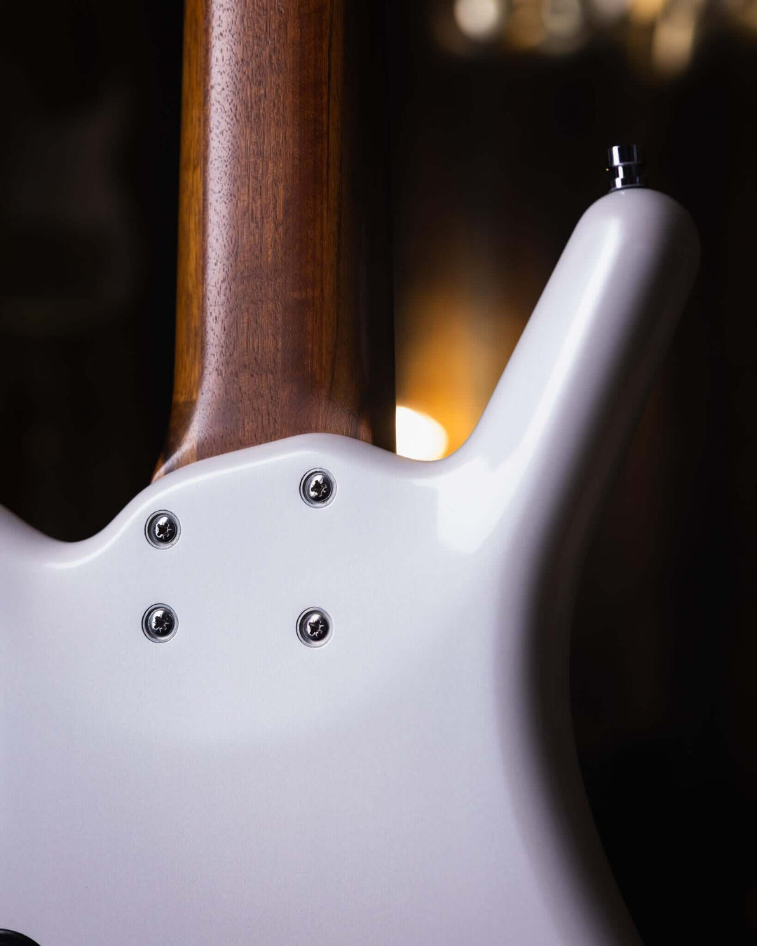 Warwick Thumb BO 6 White Pearl 2015 - Bajo Eléctrico | Cuerpo • Modelo: Thumb• Madera: Ovangkol • Terminación: White Pearl, Gloss Brazo • Madera: Ovangkol • Perfil: “C”• Terminación: Satin • Espaciado: 16.5 mm• Escala: 34” • Nuez: Just-A-Nut II 38.5 mm Di