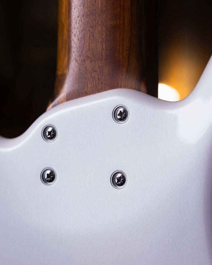 Warwick Thumb BO 6 White Pearl 2015 - Bajo Eléctrico | Cuerpo • Modelo: Thumb• Madera: Ovangkol • Terminación: White Pearl, Gloss Brazo • Madera: Ovangkol • Perfil: “C”• Terminación: Satin • Espaciado: 16.5 mm• Escala: 34” • Nuez: Just-A-Nut II 38.5 mm Di