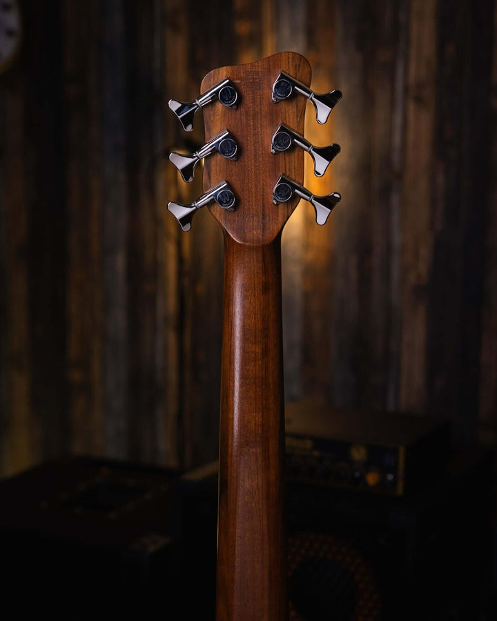 Warwick Thumb BO 6 White Pearl 2015 - Bajo Eléctrico | Cuerpo • Modelo: Thumb• Madera: Ovangkol • Terminación: White Pearl, Gloss Brazo • Madera: Ovangkol • Perfil: “C”• Terminación: Satin • Espaciado: 16.5 mm• Escala: 34” • Nuez: Just-A-Nut II 38.5 mm Di