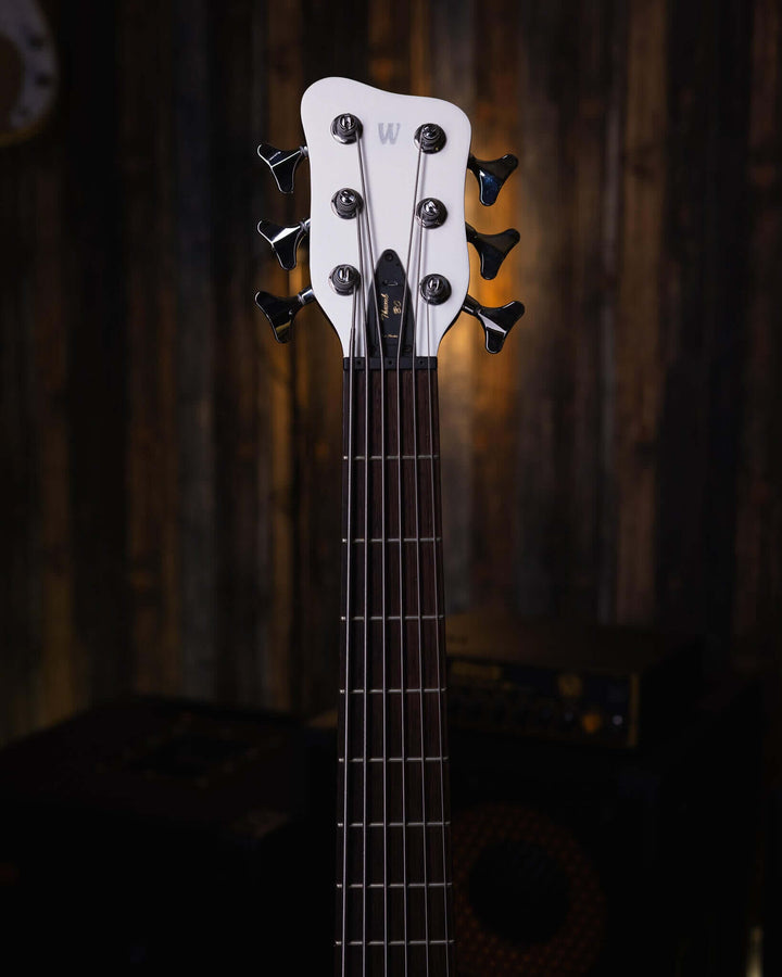 Warwick Thumb BO 6 White Pearl 2015 - Bajo Eléctrico | Cuerpo • Modelo: Thumb• Madera: Ovangkol • Terminación: White Pearl, Gloss Brazo • Madera: Ovangkol • Perfil: “C”• Terminación: Satin • Espaciado: 16.5 mm• Escala: 34” • Nuez: Just-A-Nut II 38.5 mm Di