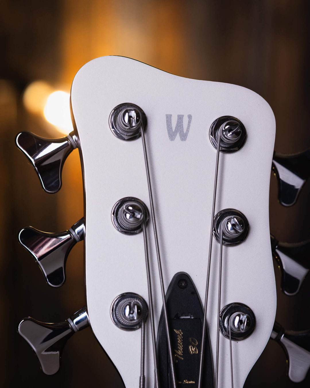 Warwick Thumb BO 6 White Pearl 2015 - Bajo Eléctrico | Cuerpo • Modelo: Thumb• Madera: Ovangkol • Terminación: White Pearl, Gloss Brazo • Madera: Ovangkol • Perfil: “C”• Terminación: Satin • Espaciado: 16.5 mm• Escala: 34” • Nuez: Just-A-Nut II 38.5 mm Di