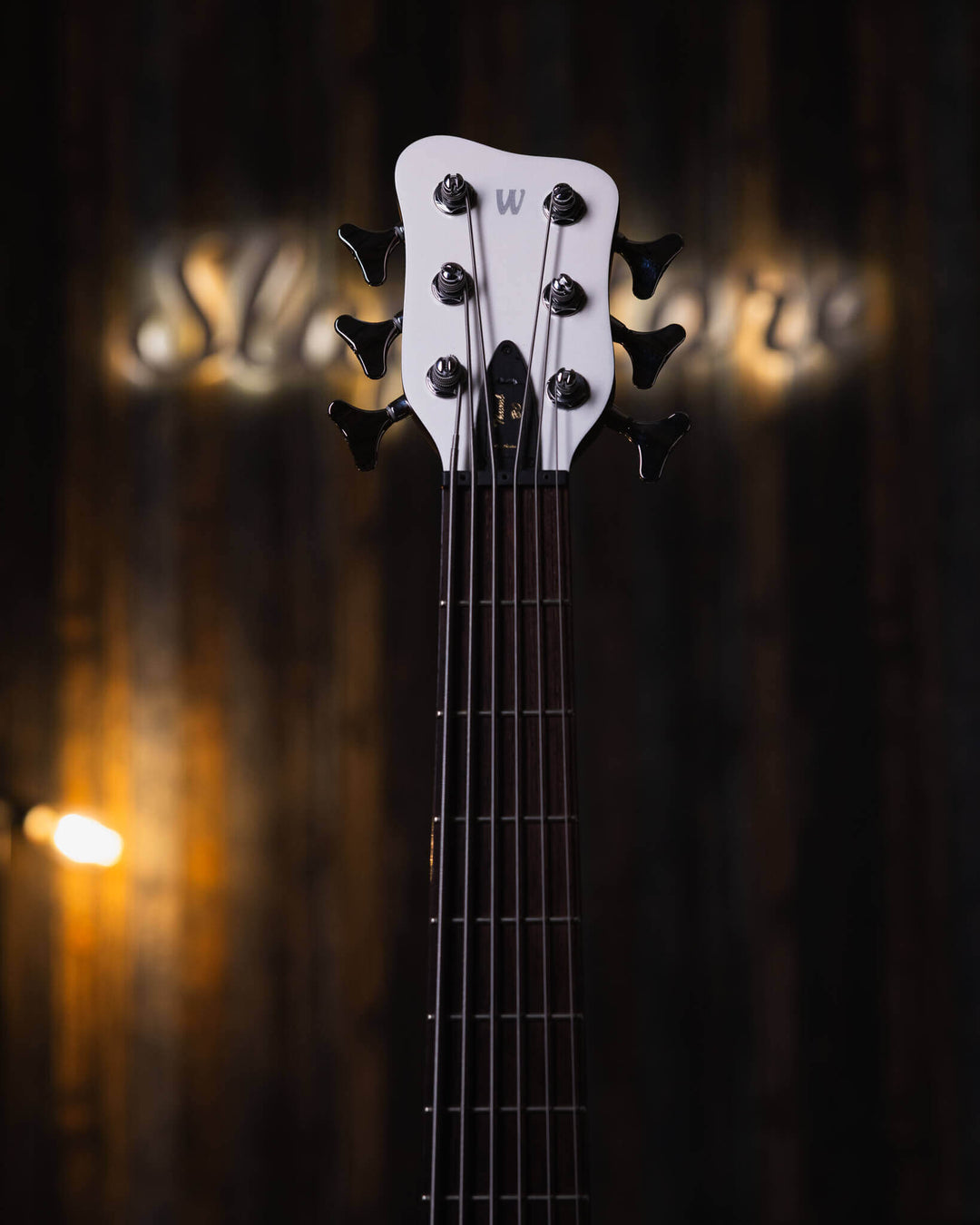 Warwick Thumb BO 6 White Pearl 2015 - Bajo Eléctrico | Cuerpo • Modelo: Thumb• Madera: Ovangkol • Terminación: White Pearl, Gloss Brazo • Madera: Ovangkol • Perfil: “C”• Terminación: Satin • Espaciado: 16.5 mm• Escala: 34” • Nuez: Just-A-Nut II 38.5 mm Di