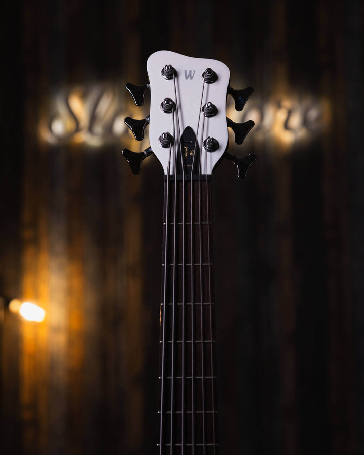 Warwick Thumb BO 6 White Pearl 2015 - Bajo Eléctrico | Cuerpo • Modelo: Thumb• Madera: Ovangkol • Terminación: White Pearl, Gloss Brazo • Madera: Ovangkol • Perfil: “C”• Terminación: Satin • Espaciado: 16.5 mm• Escala: 34” • Nuez: Just-A-Nut II 38.5 mm Di