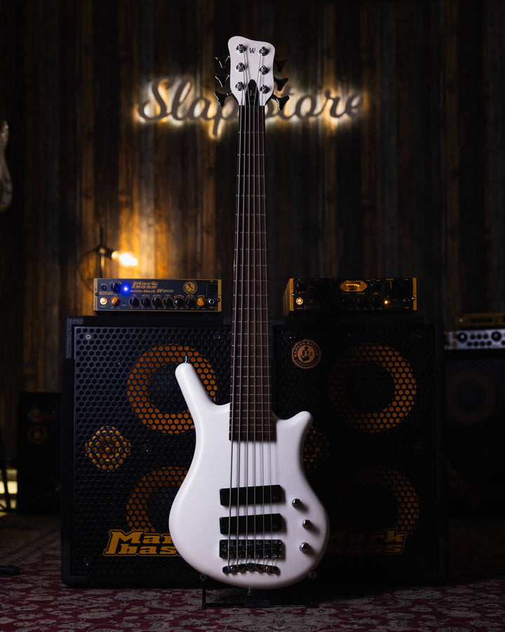 Warwick Thumb BO 6 White Pearl 2015 - Bajo Eléctrico | Cuerpo • Modelo: Thumb• Madera: Ovangkol • Terminación: White Pearl, Gloss Brazo • Madera: Ovangkol • Perfil: “C”• Terminación: Satin • Espaciado: 16.5 mm• Escala: 34” • Nuez: Just-A-Nut II 38.5 mm Di