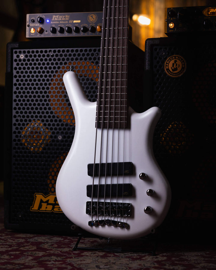 Warwick Thumb BO 6 White Pearl 2015 - Bajo Eléctrico | Cuerpo • Modelo: Thumb• Madera: Ovangkol • Terminación: White Pearl, Gloss Brazo • Madera: Ovangkol • Perfil: “C”• Terminación: Satin • Espaciado: 16.5 mm• Escala: 34” • Nuez: Just-A-Nut II 38.5 mm Di