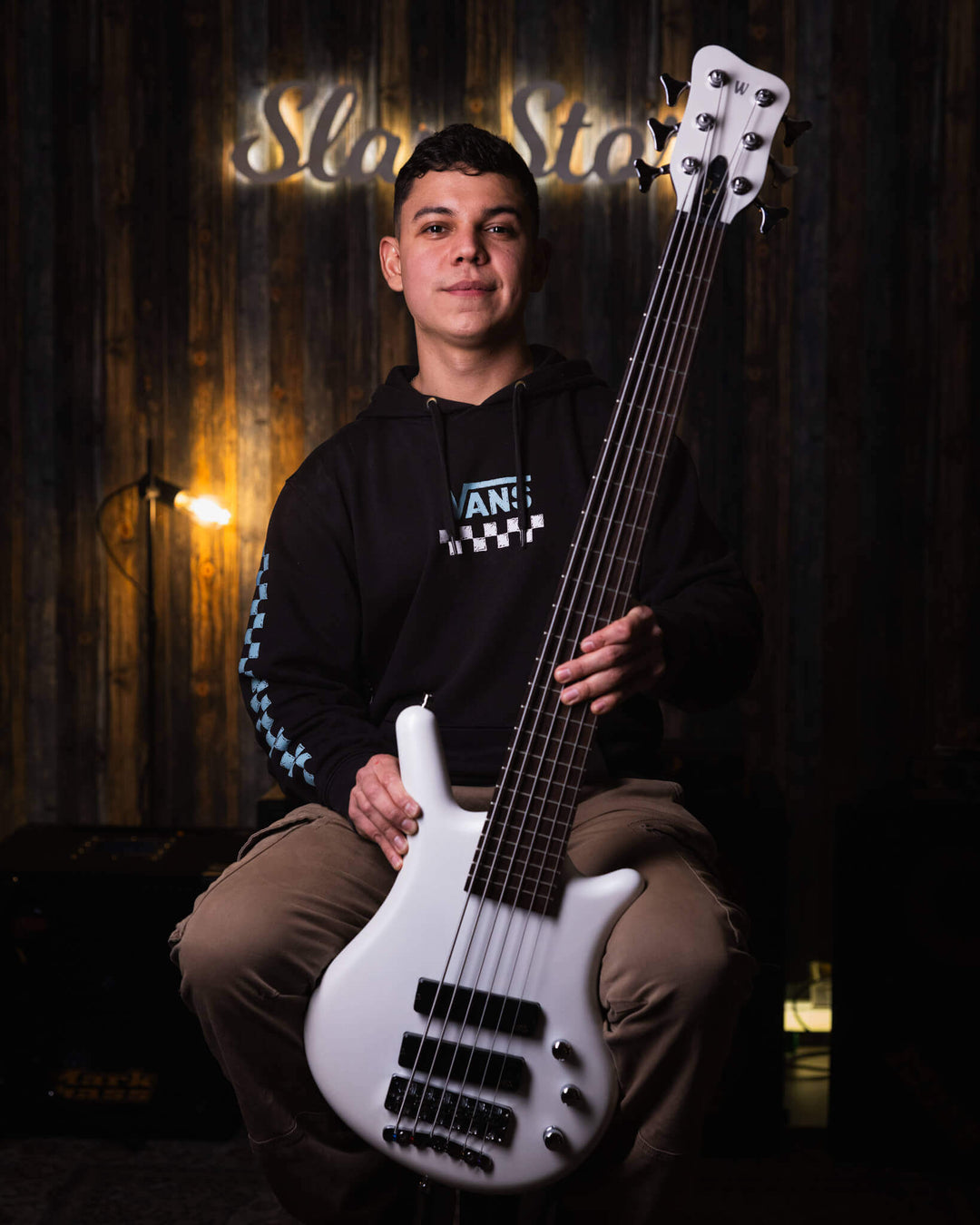 Warwick Thumb BO 6 White Pearl 2015 - Bajo Eléctrico | Cuerpo • Modelo: Thumb• Madera: Ovangkol • Terminación: White Pearl, Gloss Brazo • Madera: Ovangkol • Perfil: “C”• Terminación: Satin • Espaciado: 16.5 mm• Escala: 34” • Nuez: Just-A-Nut II 38.5 mm Di