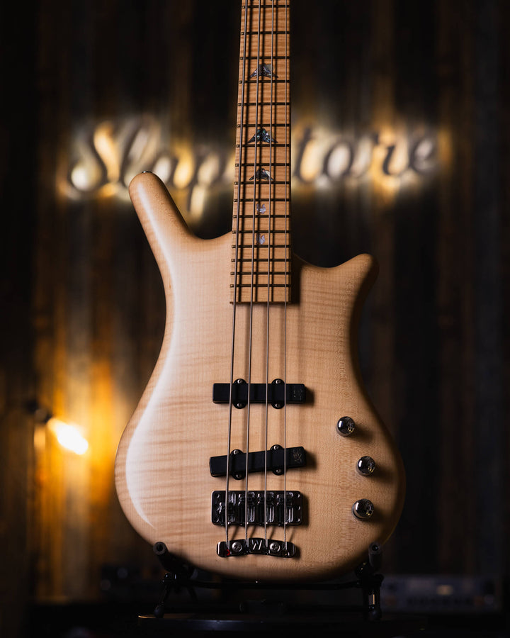 Warwick Thumb BO Bleached Blonde Limited Edition 2003 - Bajo Eléctrico | Cuerpo • Modelo: Thumb• Madera: Ash • Top: Flamed Maple• Terminación: Satin Brazo • Madera: 5-Pieces Flamed Maple + Ovangkol• Perfil: “C”• Terminación: Satin • Espaciado: 19 mm• Esca
