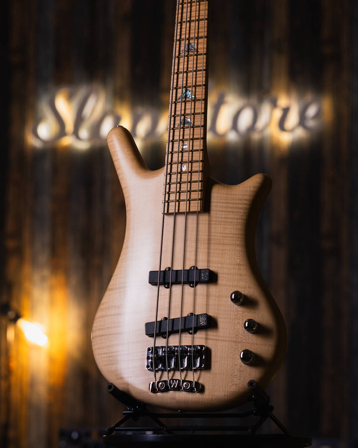Warwick Thumb BO Bleached Blonde Limited Edition 2003 - Bajo Eléctrico | Cuerpo • Modelo: Thumb• Madera: Ash • Top: Flamed Maple• Terminación: Satin Brazo • Madera: 5-Pieces Flamed Maple + Ovangkol• Perfil: “C”• Terminación: Satin • Espaciado: 19 mm• Esca
