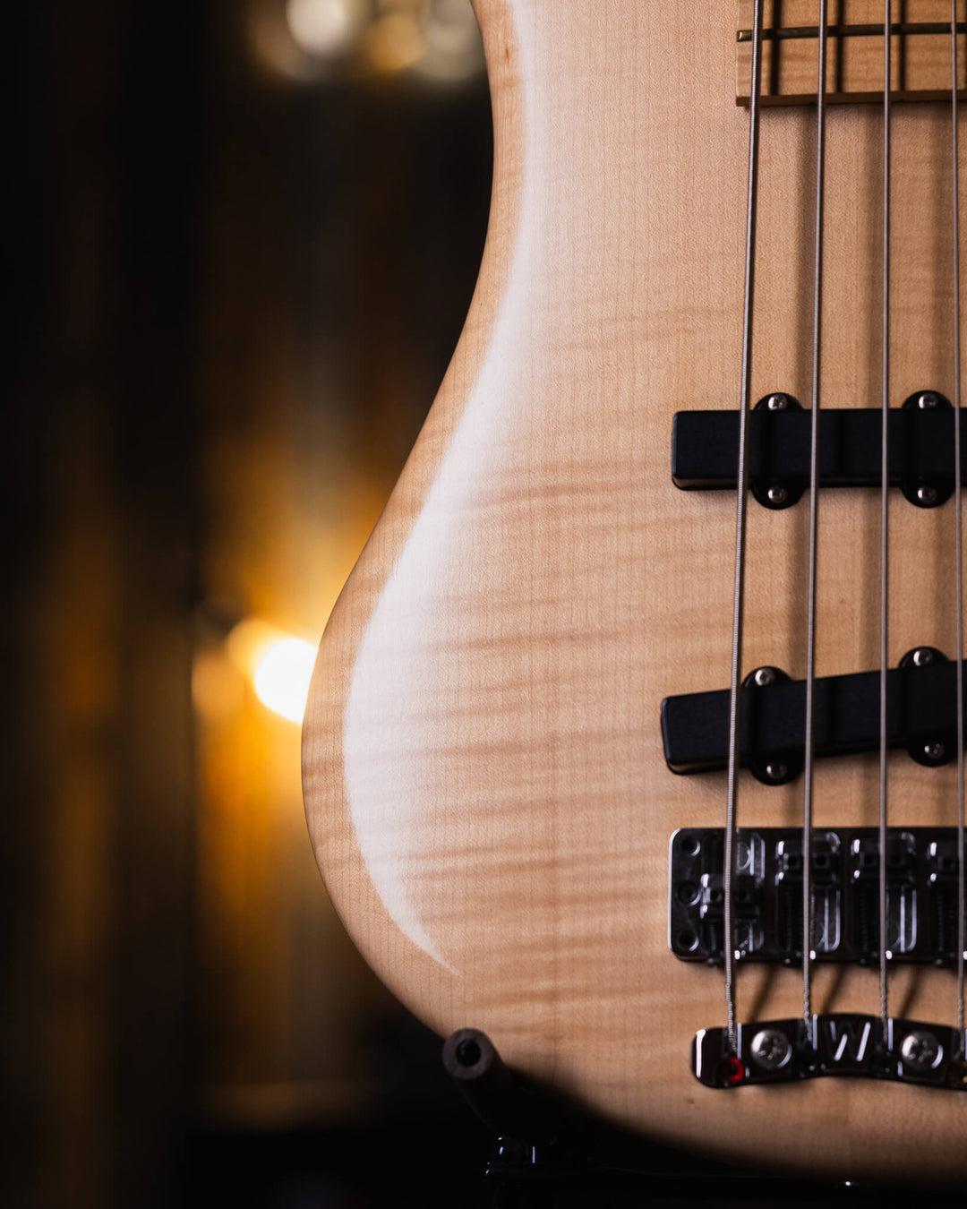 Warwick Thumb BO Bleached Blonde Limited Edition 2003 - Bajo Eléctrico | Cuerpo • Modelo: Thumb• Madera: Ash • Top: Flamed Maple• Terminación: Satin Brazo • Madera: 5-Pieces Flamed Maple + Ovangkol• Perfil: “C”• Terminación: Satin • Espaciado: 19 mm• Esca