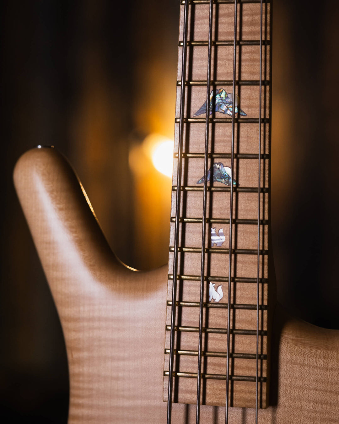 Warwick Thumb BO Bleached Blonde Limited Edition 2003 - Bajo Eléctrico | Cuerpo • Modelo: Thumb• Madera: Ash • Top: Flamed Maple• Terminación: Satin Brazo • Madera: 5-Pieces Flamed Maple + Ovangkol• Perfil: “C”• Terminación: Satin • Espaciado: 19 mm• Esca