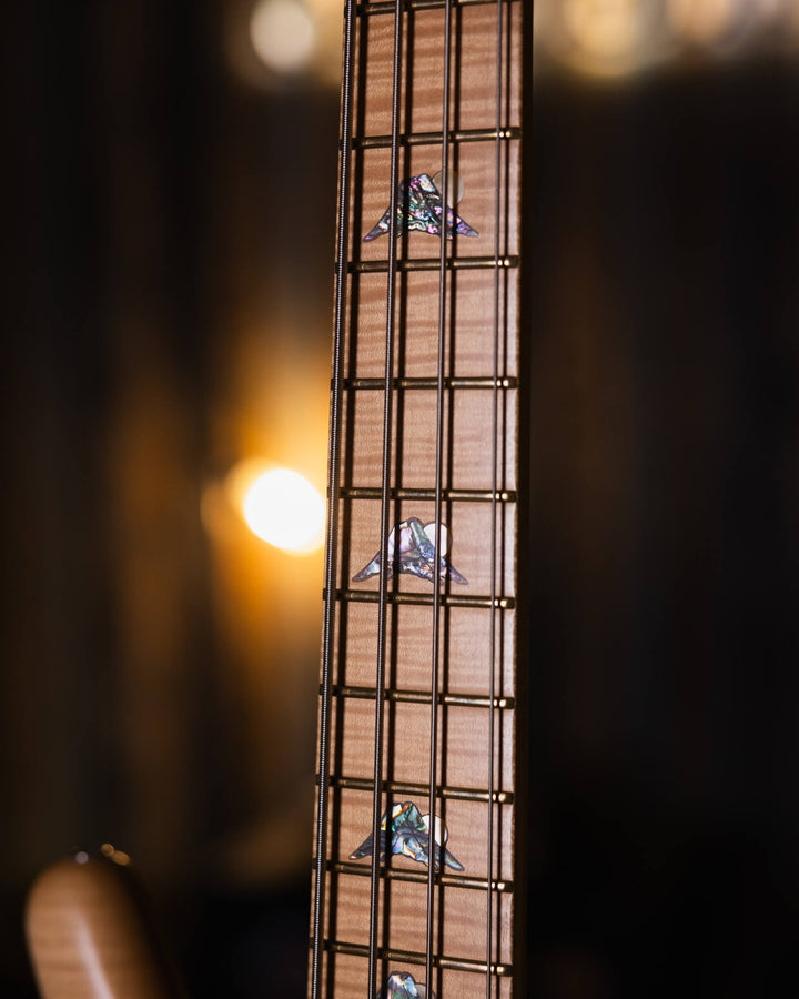 Warwick Thumb BO Bleached Blonde Limited Edition 2003 - Bajo Eléctrico | Cuerpo • Modelo: Thumb• Madera: Ash • Top: Flamed Maple• Terminación: Satin Brazo • Madera: 5-Pieces Flamed Maple + Ovangkol• Perfil: “C”• Terminación: Satin • Espaciado: 19 mm• Esca