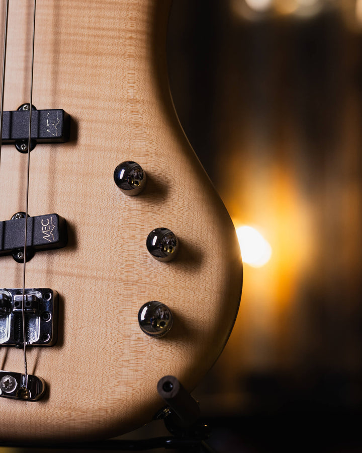 Warwick Thumb BO Bleached Blonde Limited Edition 2003 - Bajo Eléctrico | Cuerpo • Modelo: Thumb• Madera: Ash • Top: Flamed Maple• Terminación: Satin Brazo • Madera: 5-Pieces Flamed Maple + Ovangkol• Perfil: “C”• Terminación: Satin • Espaciado: 19 mm• Esca