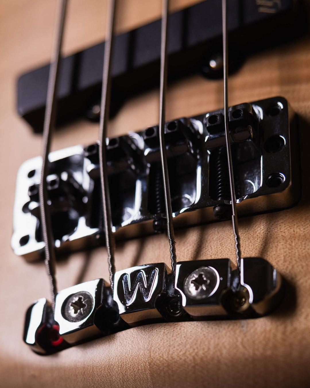 Warwick Thumb BO Bleached Blonde Limited Edition 2003 - Bajo Eléctrico | Cuerpo • Modelo: Thumb• Madera: Ash • Top: Flamed Maple• Terminación: Satin Brazo • Madera: 5-Pieces Flamed Maple + Ovangkol• Perfil: “C”• Terminación: Satin • Espaciado: 19 mm• Esca