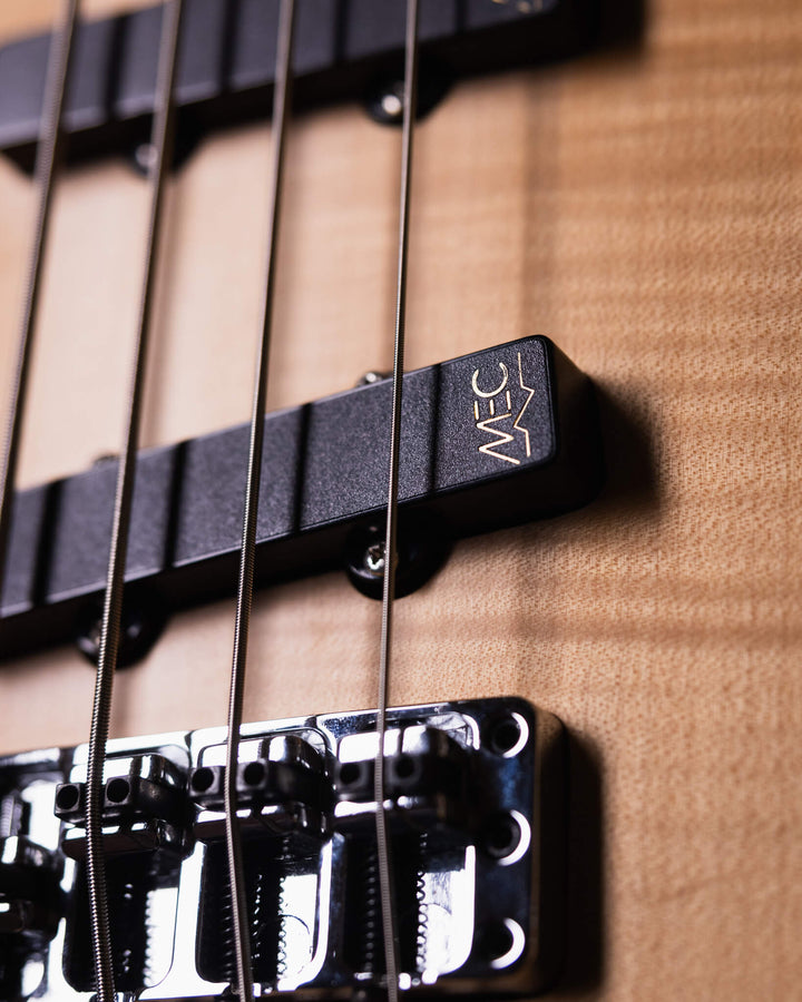 Warwick Thumb BO Bleached Blonde Limited Edition 2003 - Bajo Eléctrico | Cuerpo • Modelo: Thumb• Madera: Ash • Top: Flamed Maple• Terminación: Satin Brazo • Madera: 5-Pieces Flamed Maple + Ovangkol• Perfil: “C”• Terminación: Satin • Espaciado: 19 mm• Esca