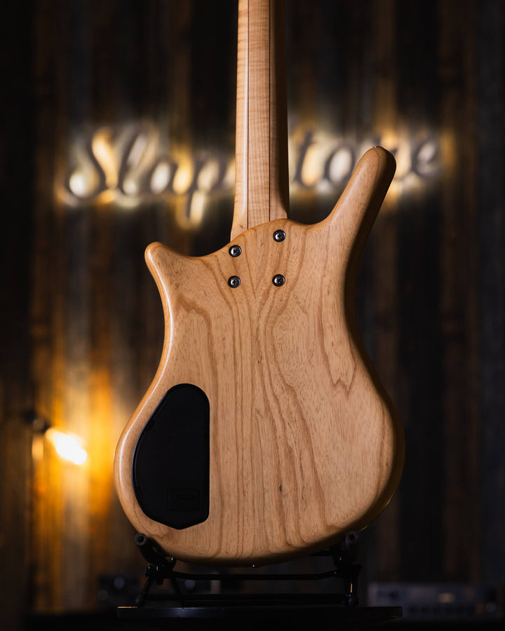 Warwick Thumb BO Bleached Blonde Limited Edition 2003 - Bajo Eléctrico | Cuerpo • Modelo: Thumb• Madera: Ash • Top: Flamed Maple• Terminación: Satin Brazo • Madera: 5-Pieces Flamed Maple + Ovangkol• Perfil: “C”• Terminación: Satin • Espaciado: 19 mm• Esca
