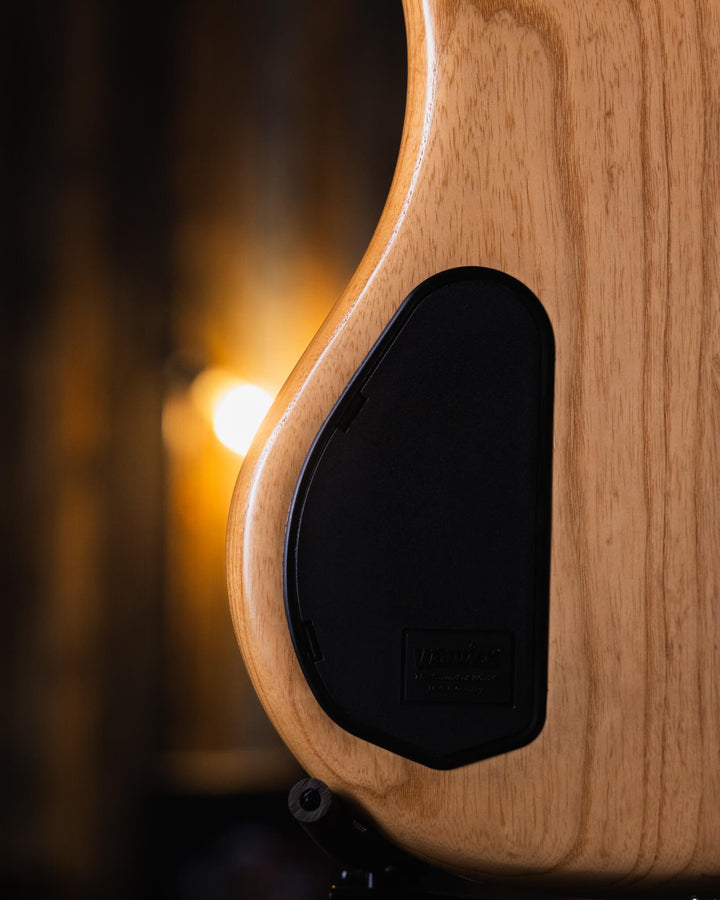 Warwick Thumb BO Bleached Blonde Limited Edition 2003 - Bajo Eléctrico | Cuerpo • Modelo: Thumb• Madera: Ash • Top: Flamed Maple• Terminación: Satin Brazo • Madera: 5-Pieces Flamed Maple + Ovangkol• Perfil: “C”• Terminación: Satin • Espaciado: 19 mm• Esca