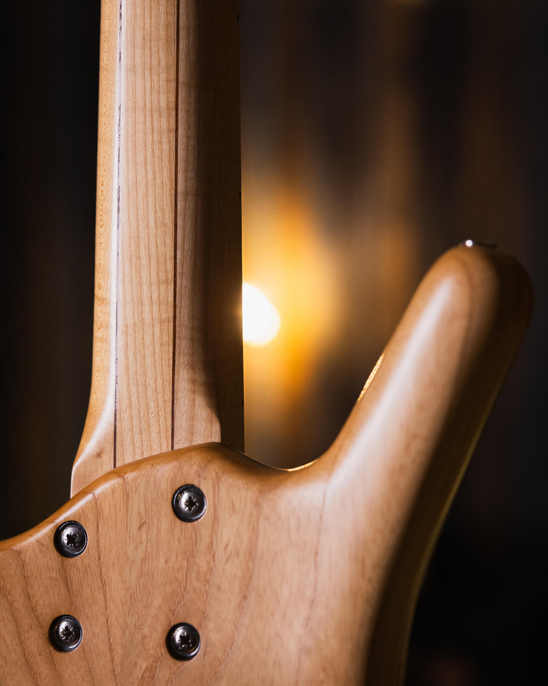 Warwick Thumb BO Bleached Blonde Limited Edition 2003 - Bajo Eléctrico | Cuerpo • Modelo: Thumb• Madera: Ash • Top: Flamed Maple• Terminación: Satin Brazo • Madera: 5-Pieces Flamed Maple + Ovangkol• Perfil: “C”• Terminación: Satin • Espaciado: 19 mm• Esca