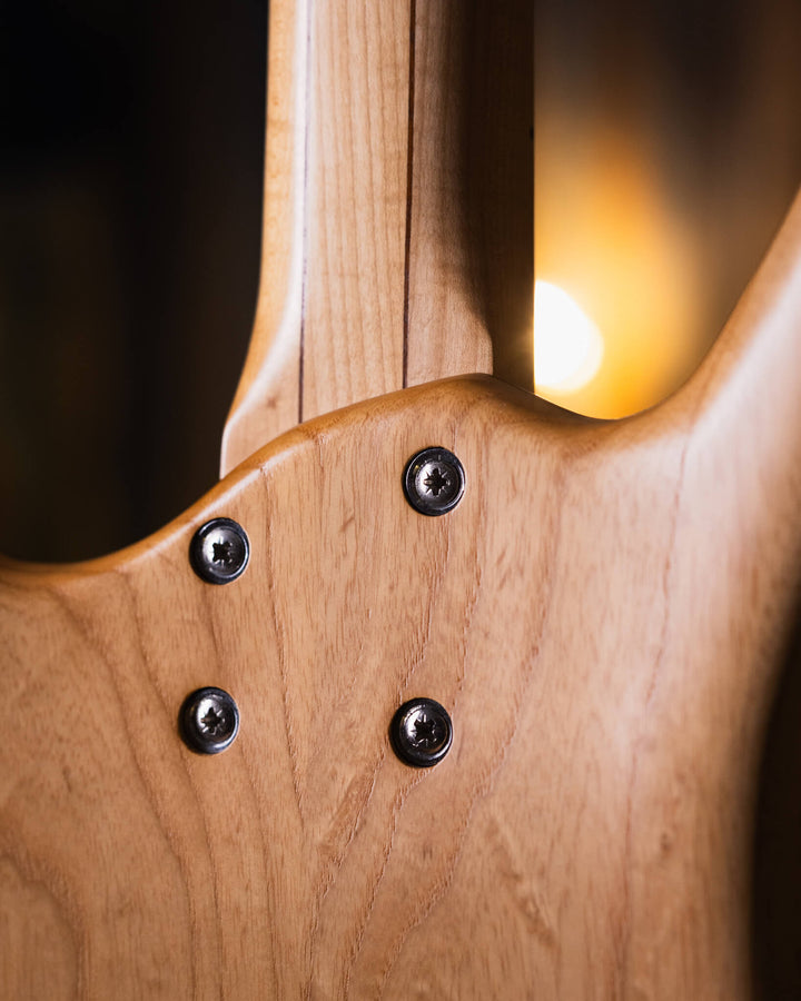 Warwick Thumb BO Bleached Blonde Limited Edition 2003 - Bajo Eléctrico | Cuerpo • Modelo: Thumb• Madera: Ash • Top: Flamed Maple• Terminación: Satin Brazo • Madera: 5-Pieces Flamed Maple + Ovangkol• Perfil: “C”• Terminación: Satin • Espaciado: 19 mm• Esca