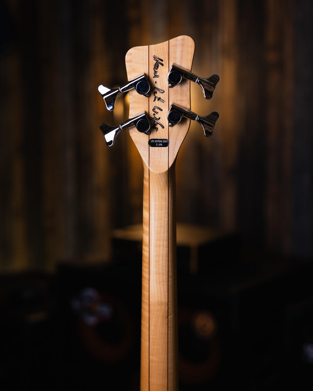 Warwick Thumb BO Bleached Blonde Limited Edition 2003 - Bajo Eléctrico | Cuerpo • Modelo: Thumb• Madera: Ash • Top: Flamed Maple• Terminación: Satin Brazo • Madera: 5-Pieces Flamed Maple + Ovangkol• Perfil: “C”• Terminación: Satin • Espaciado: 19 mm• Esca