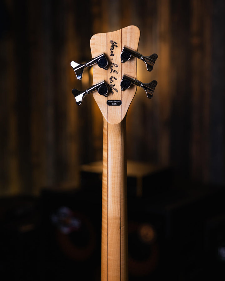 Warwick Thumb BO Bleached Blonde Limited Edition 2003 - Bajo Eléctrico | Cuerpo • Modelo: Thumb• Madera: Ash • Top: Flamed Maple• Terminación: Satin Brazo • Madera: 5-Pieces Flamed Maple + Ovangkol• Perfil: “C”• Terminación: Satin • Espaciado: 19 mm• Esca