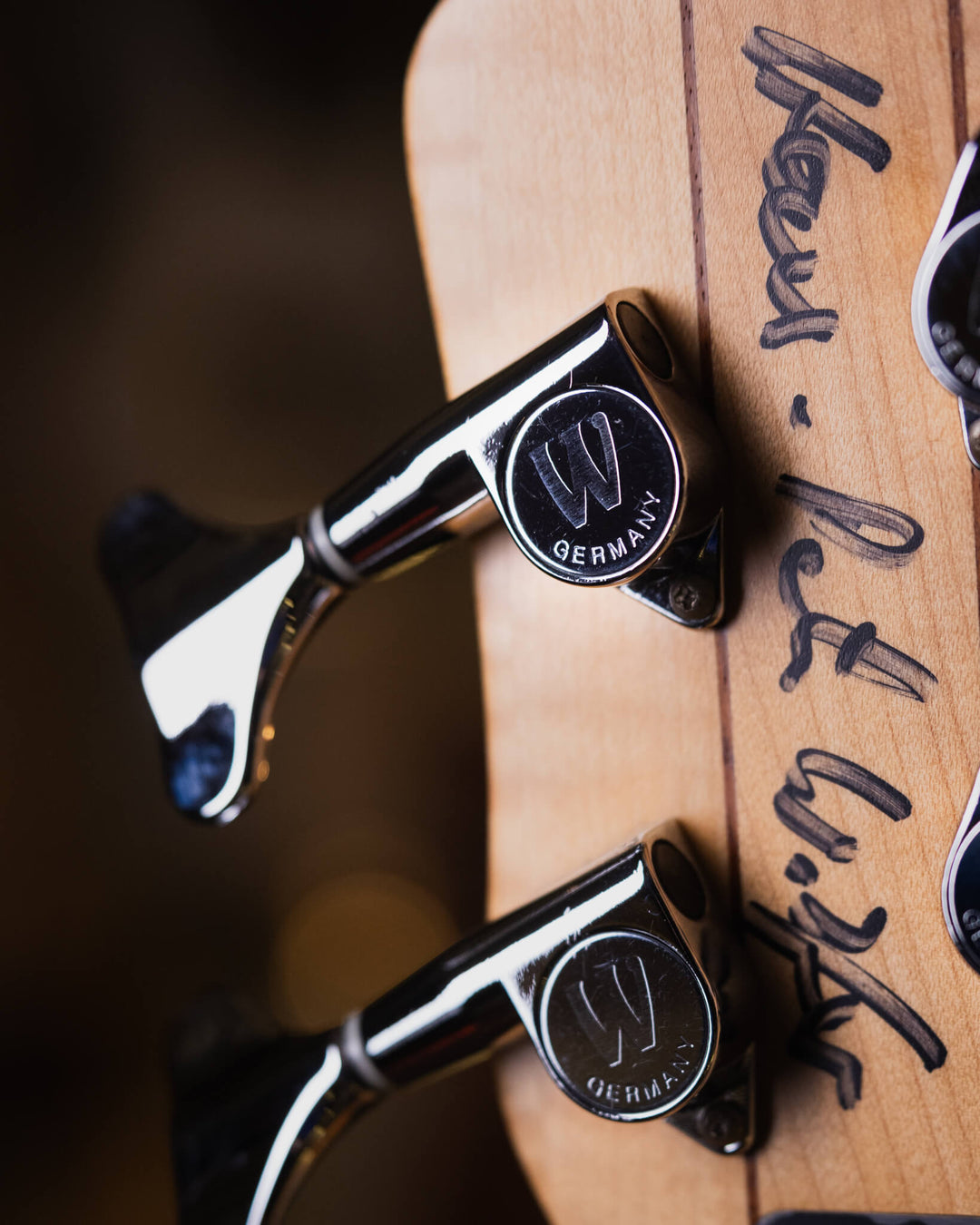 Warwick Thumb BO Bleached Blonde Limited Edition 2003 - Bajo Eléctrico | Cuerpo • Modelo: Thumb• Madera: Ash • Top: Flamed Maple• Terminación: Satin Brazo • Madera: 5-Pieces Flamed Maple + Ovangkol• Perfil: “C”• Terminación: Satin • Espaciado: 19 mm• Esca