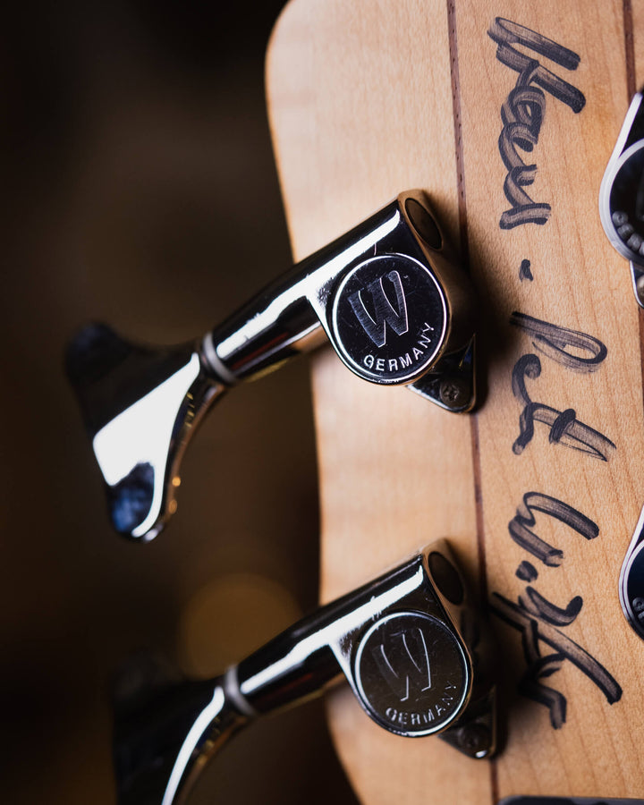 Warwick Thumb BO Bleached Blonde Limited Edition 2003 - Bajo Eléctrico | Cuerpo • Modelo: Thumb• Madera: Ash • Top: Flamed Maple• Terminación: Satin Brazo • Madera: 5-Pieces Flamed Maple + Ovangkol• Perfil: “C”• Terminación: Satin • Espaciado: 19 mm• Esca