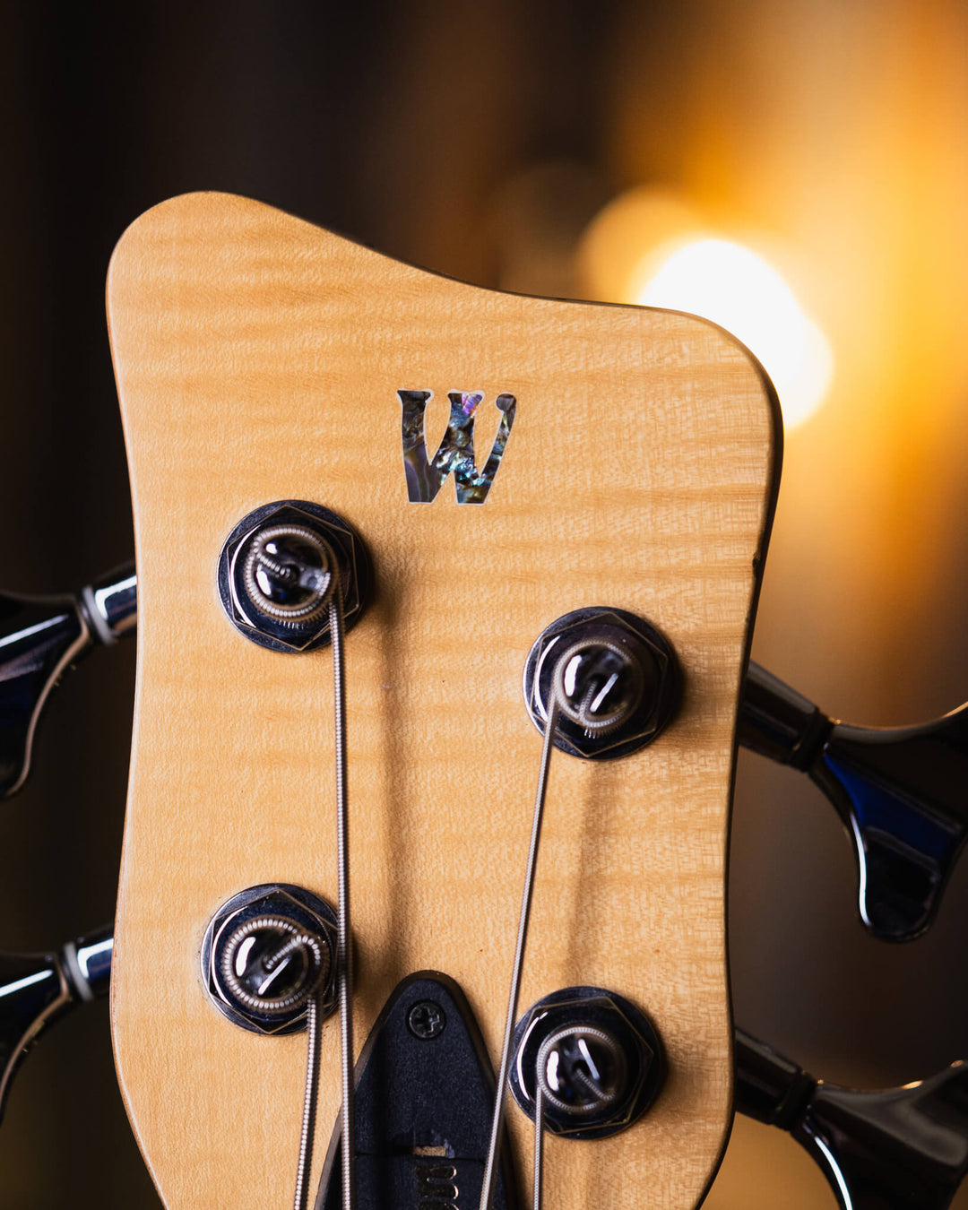 Warwick Thumb BO Bleached Blonde Limited Edition 2003 - Bajo Eléctrico | Cuerpo • Modelo: Thumb• Madera: Ash • Top: Flamed Maple• Terminación: Satin Brazo • Madera: 5-Pieces Flamed Maple + Ovangkol• Perfil: “C”• Terminación: Satin • Espaciado: 19 mm• Esca