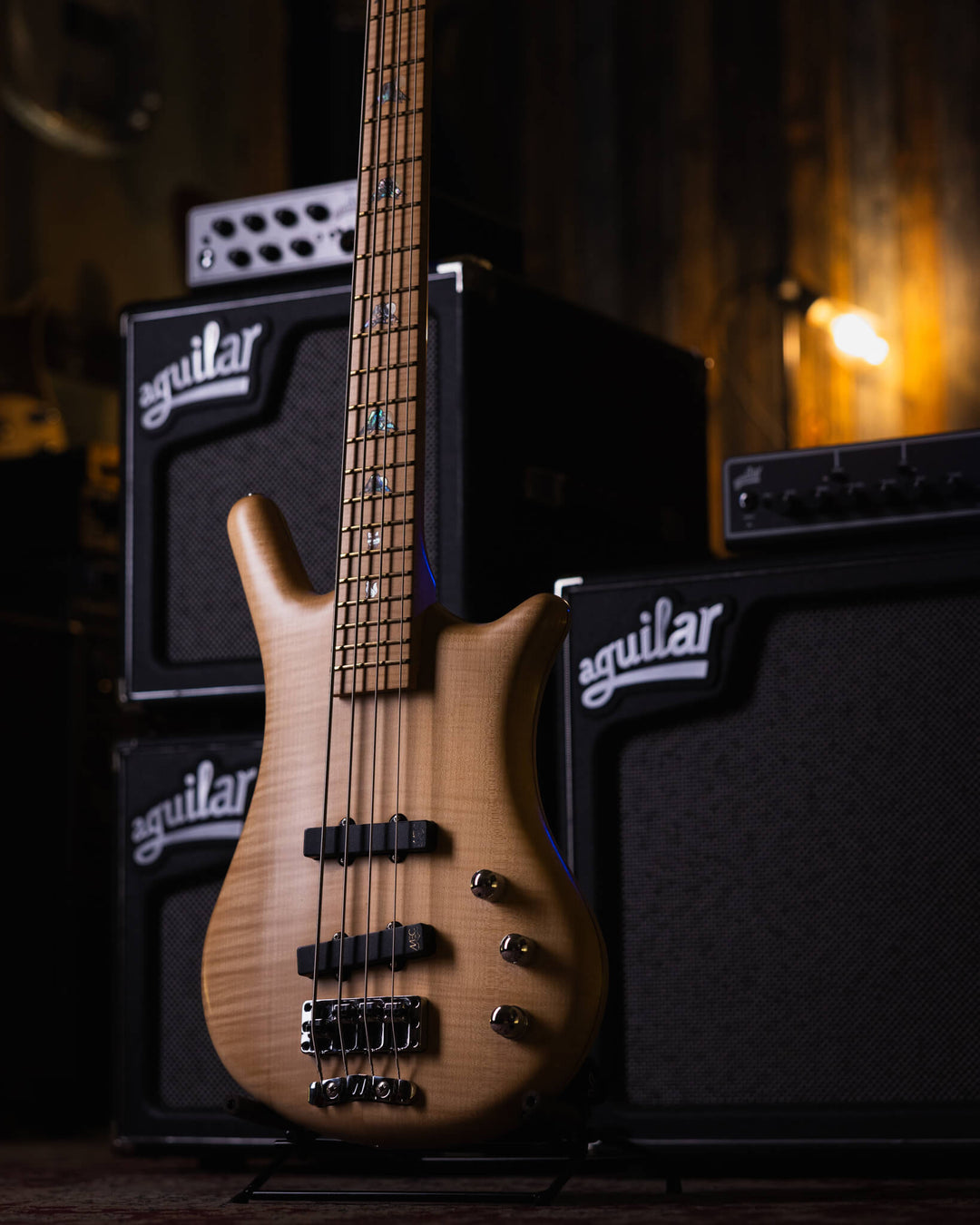 Warwick Thumb BO Bleached Blonde Limited Edition 2003 - Bajo Eléctrico | Cuerpo • Modelo: Thumb• Madera: Ash • Top: Flamed Maple• Terminación: Satin Brazo • Madera: 5-Pieces Flamed Maple + Ovangkol• Perfil: “C”• Terminación: Satin • Espaciado: 19 mm• Esca