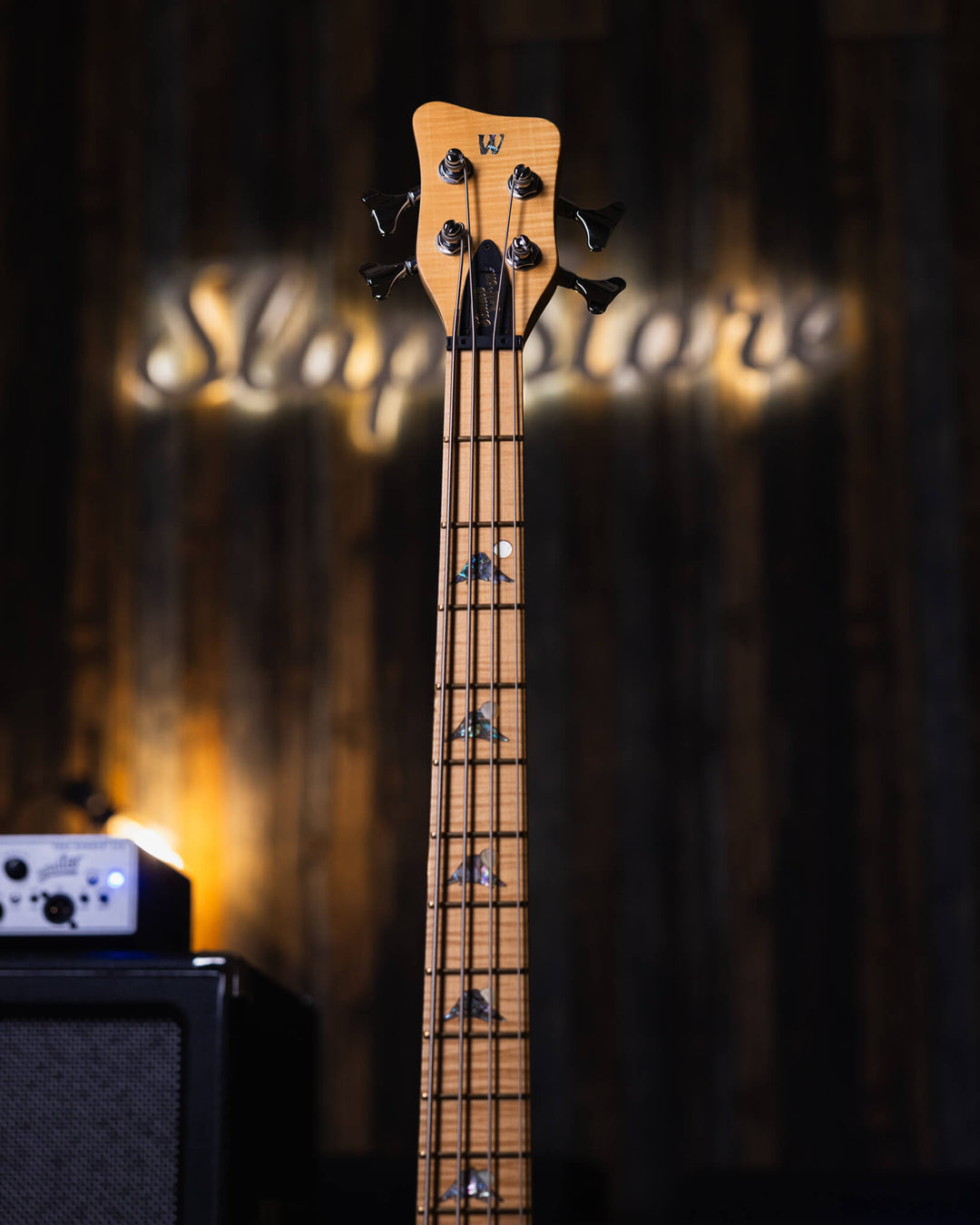 Warwick Thumb BO Bleached Blonde Limited Edition 2003 - Bajo Eléctrico | Cuerpo • Modelo: Thumb• Madera: Ash • Top: Flamed Maple• Terminación: Satin Brazo • Madera: 5-Pieces Flamed Maple + Ovangkol• Perfil: “C”• Terminación: Satin • Espaciado: 19 mm• Esca