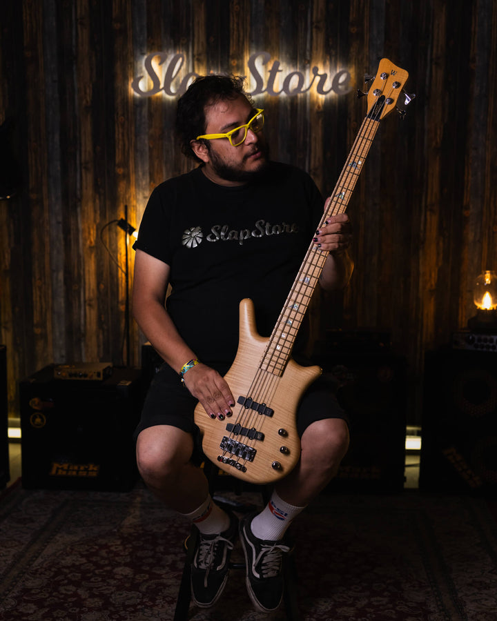 Warwick Thumb BO Bleached Blonde Limited Edition 2003 - Bajo Eléctrico | Cuerpo • Modelo: Thumb• Madera: Ash • Top: Flamed Maple• Terminación: Satin Brazo • Madera: 5-Pieces Flamed Maple + Ovangkol• Perfil: “C”• Terminación: Satin • Espaciado: 19 mm• Esca