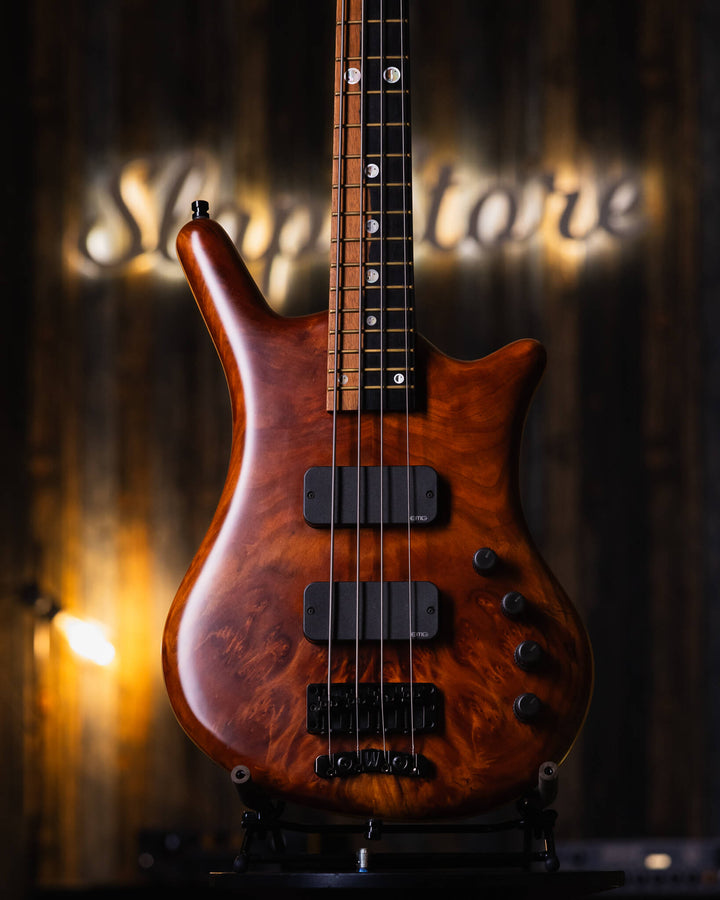 Warwick Thumb BO Vavona Burl Limited Edition 2013 - Bajo Eléctrico | Cuerpo • Modelo: Thumb• Madera: Swamp Ash• Top: Vavona Burl• Terminación: Satin Brazo • Madera: Wenge • Perfil: “C”• Terminación: Satin • Espaciado: 18 mm• Escala: 34” • Nuez: Just-A-Nut