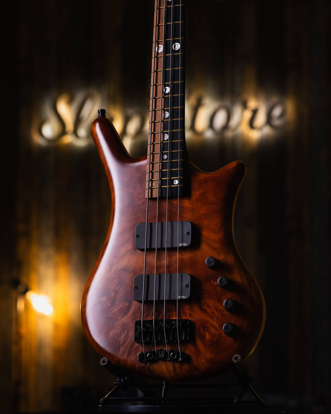 Warwick Thumb BO Vavona Burl Limited Edition 2013 - Bajo Eléctrico | Cuerpo • Modelo: Thumb• Madera: Swamp Ash• Top: Vavona Burl• Terminación: Satin Brazo • Madera: Wenge • Perfil: “C”• Terminación: Satin • Espaciado: 18 mm• Escala: 34” • Nuez: Just-A-Nut