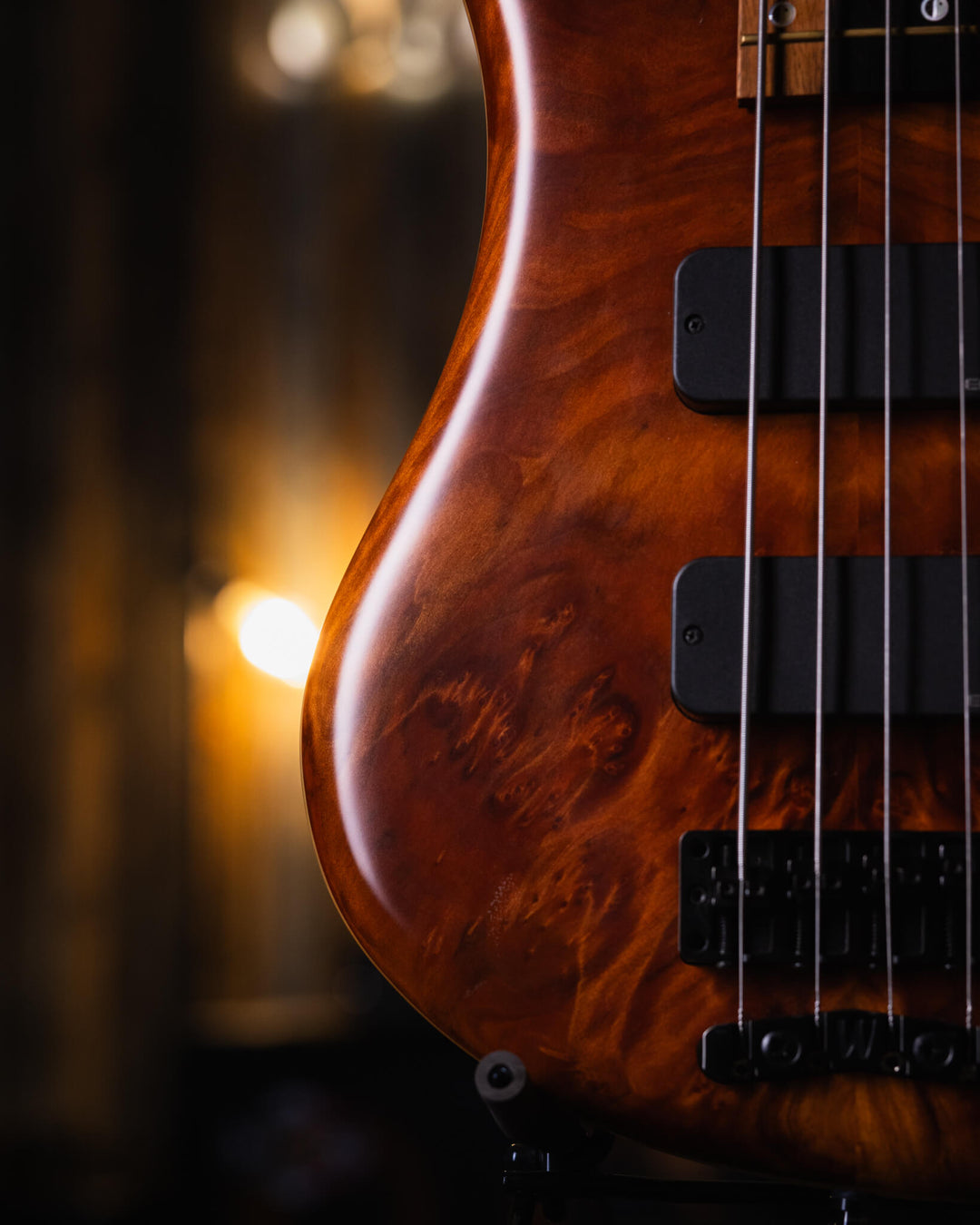 Warwick Thumb BO Vavona Burl Limited Edition 2013 - Bajo Eléctrico | Cuerpo • Modelo: Thumb• Madera: Swamp Ash• Top: Vavona Burl• Terminación: Satin Brazo • Madera: Wenge • Perfil: “C”• Terminación: Satin • Espaciado: 18 mm• Escala: 34” • Nuez: Just-A-Nut