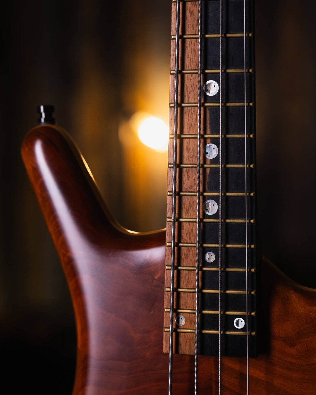 Warwick Thumb BO Vavona Burl Limited Edition 2013 - Bajo Eléctrico | Cuerpo • Modelo: Thumb• Madera: Swamp Ash• Top: Vavona Burl• Terminación: Satin Brazo • Madera: Wenge • Perfil: “C”• Terminación: Satin • Espaciado: 18 mm• Escala: 34” • Nuez: Just-A-Nut