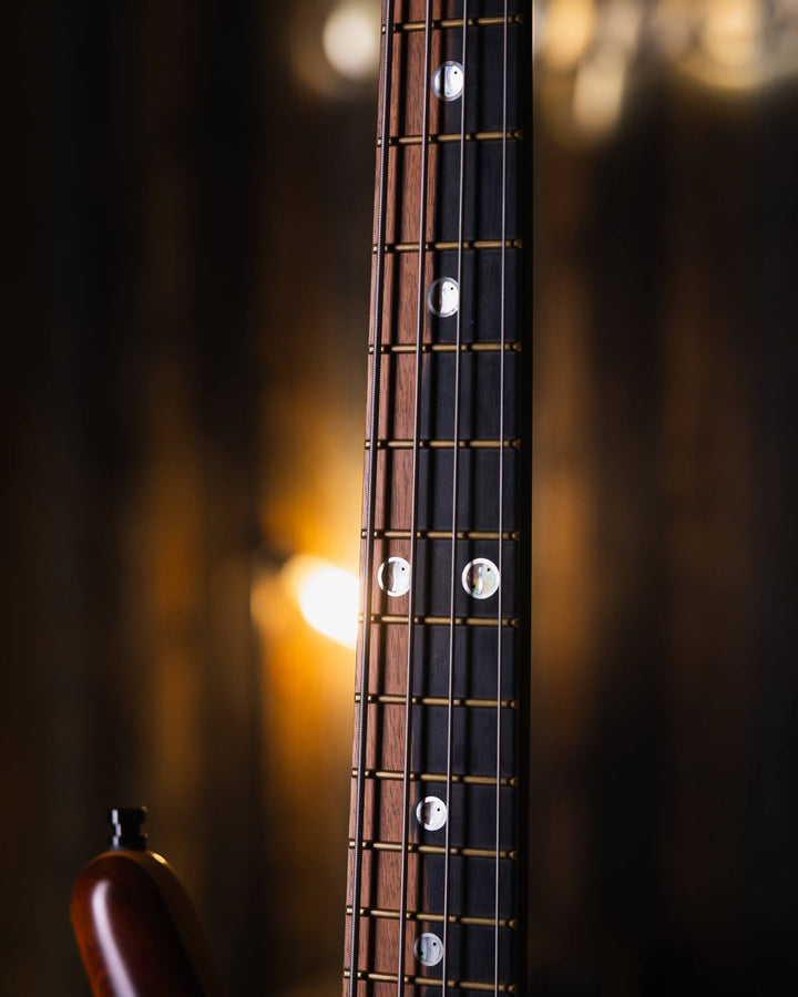 Warwick Thumb BO Vavona Burl Limited Edition 2013 - Bajo Eléctrico | Cuerpo • Modelo: Thumb• Madera: Swamp Ash• Top: Vavona Burl• Terminación: Satin Brazo • Madera: Wenge • Perfil: “C”• Terminación: Satin • Espaciado: 18 mm• Escala: 34” • Nuez: Just-A-Nut