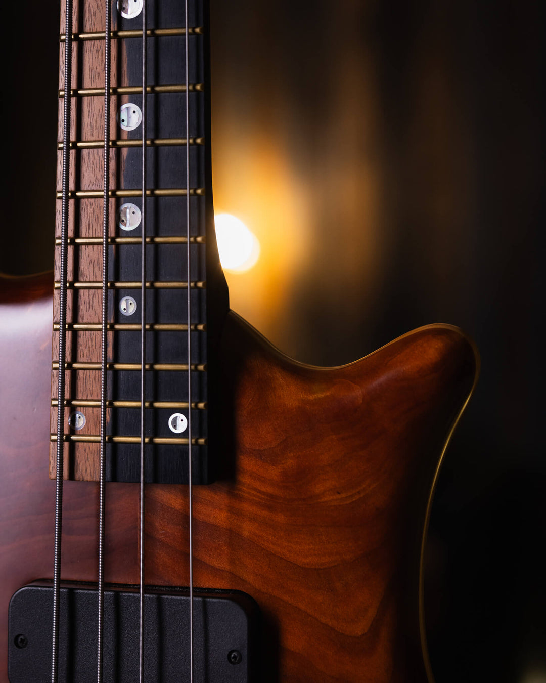 Warwick Thumb BO Vavona Burl Limited Edition 2013 - Bajo Eléctrico | Cuerpo • Modelo: Thumb• Madera: Swamp Ash• Top: Vavona Burl• Terminación: Satin Brazo • Madera: Wenge • Perfil: “C”• Terminación: Satin • Espaciado: 18 mm• Escala: 34” • Nuez: Just-A-Nut