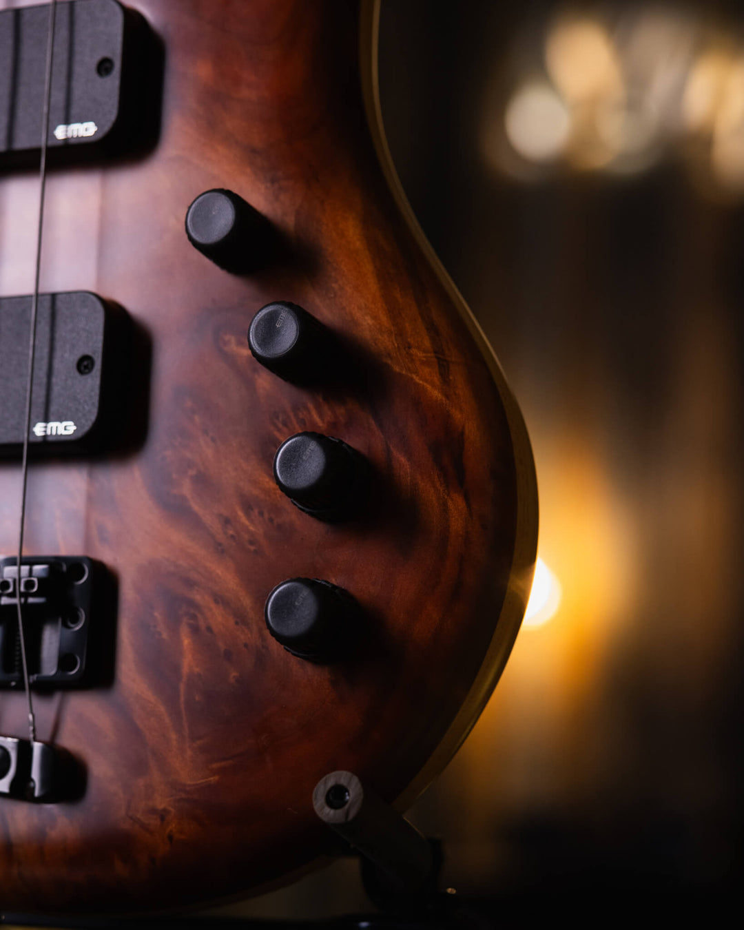 Warwick Thumb BO Vavona Burl Limited Edition 2013 - Bajo Eléctrico | Cuerpo • Modelo: Thumb• Madera: Swamp Ash• Top: Vavona Burl• Terminación: Satin Brazo • Madera: Wenge • Perfil: “C”• Terminación: Satin • Espaciado: 18 mm• Escala: 34” • Nuez: Just-A-Nut