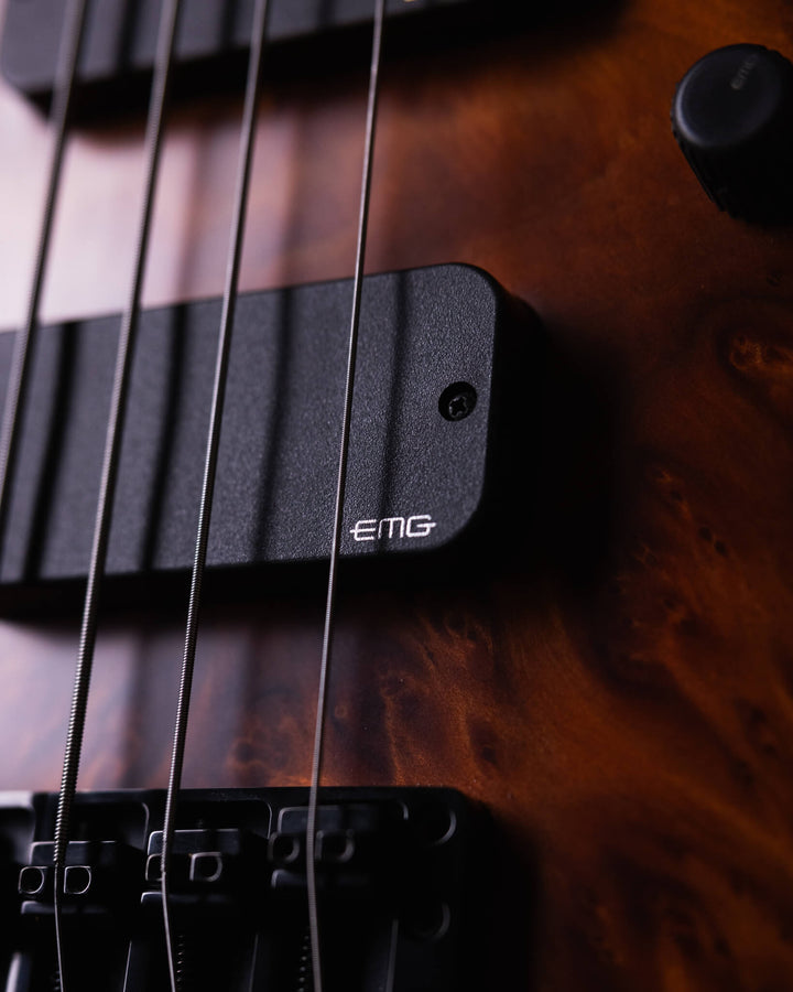 Warwick Thumb BO Vavona Burl Limited Edition 2013 - Bajo Eléctrico | Cuerpo • Modelo: Thumb• Madera: Swamp Ash• Top: Vavona Burl• Terminación: Satin Brazo • Madera: Wenge • Perfil: “C”• Terminación: Satin • Espaciado: 18 mm• Escala: 34” • Nuez: Just-A-Nut