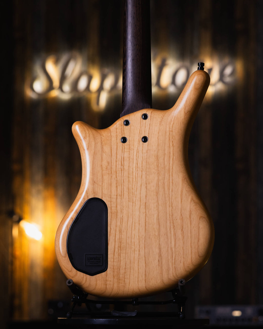 Warwick Thumb BO Vavona Burl Limited Edition 2013 - Bajo Eléctrico | Cuerpo • Modelo: Thumb• Madera: Swamp Ash• Top: Vavona Burl• Terminación: Satin Brazo • Madera: Wenge • Perfil: “C”• Terminación: Satin • Espaciado: 18 mm• Escala: 34” • Nuez: Just-A-Nut