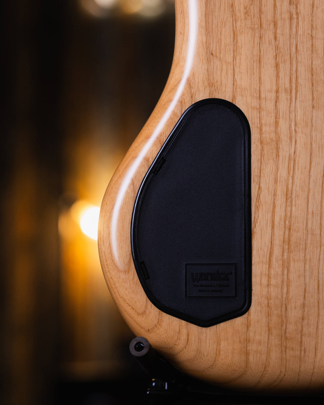 Warwick Thumb BO Vavona Burl Limited Edition 2013 - Bajo Eléctrico | Cuerpo • Modelo: Thumb• Madera: Swamp Ash• Top: Vavona Burl• Terminación: Satin Brazo • Madera: Wenge • Perfil: “C”• Terminación: Satin • Espaciado: 18 mm• Escala: 34” • Nuez: Just-A-Nut