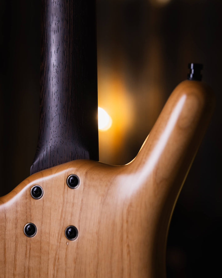 Warwick Thumb BO Vavona Burl Limited Edition 2013 - Bajo Eléctrico | Cuerpo • Modelo: Thumb• Madera: Swamp Ash• Top: Vavona Burl• Terminación: Satin Brazo • Madera: Wenge • Perfil: “C”• Terminación: Satin • Espaciado: 18 mm• Escala: 34” • Nuez: Just-A-Nut