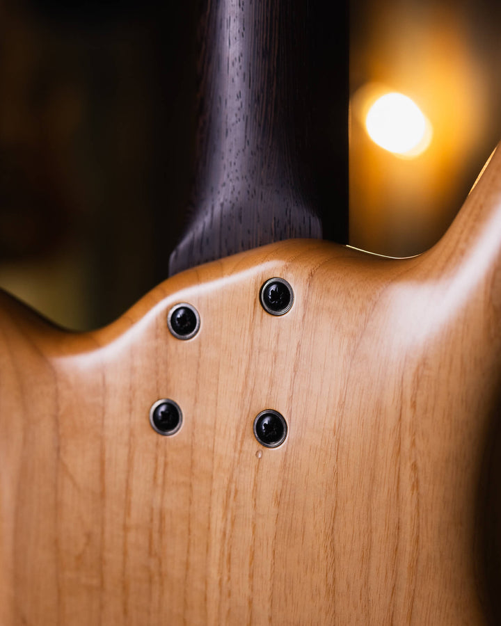 Warwick Thumb BO Vavona Burl Limited Edition 2013 - Bajo Eléctrico | Cuerpo • Modelo: Thumb• Madera: Swamp Ash• Top: Vavona Burl• Terminación: Satin Brazo • Madera: Wenge • Perfil: “C”• Terminación: Satin • Espaciado: 18 mm• Escala: 34” • Nuez: Just-A-Nut