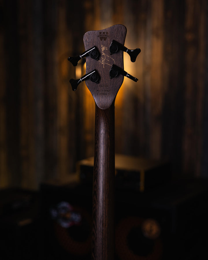 Warwick Thumb BO Vavona Burl Limited Edition 2013 - Bajo Eléctrico | Cuerpo • Modelo: Thumb• Madera: Swamp Ash• Top: Vavona Burl• Terminación: Satin Brazo • Madera: Wenge • Perfil: “C”• Terminación: Satin • Espaciado: 18 mm• Escala: 34” • Nuez: Just-A-Nut