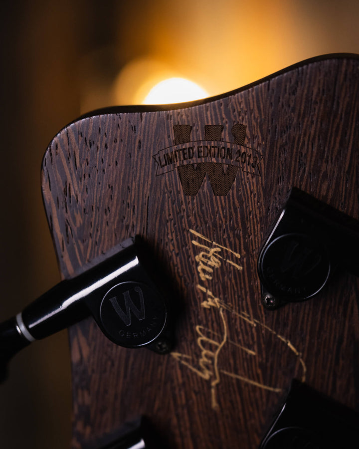 Warwick Thumb BO Vavona Burl Limited Edition 2013 - Bajo Eléctrico | Cuerpo • Modelo: Thumb• Madera: Swamp Ash• Top: Vavona Burl• Terminación: Satin Brazo • Madera: Wenge • Perfil: “C”• Terminación: Satin • Espaciado: 18 mm• Escala: 34” • Nuez: Just-A-Nut