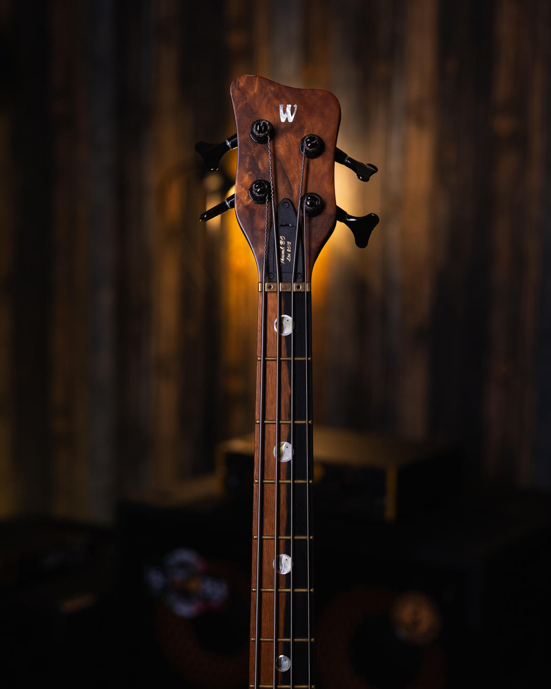 Warwick Thumb BO Vavona Burl Limited Edition 2013 - Bajo Eléctrico | Cuerpo • Modelo: Thumb• Madera: Swamp Ash• Top: Vavona Burl• Terminación: Satin Brazo • Madera: Wenge • Perfil: “C”• Terminación: Satin • Espaciado: 18 mm• Escala: 34” • Nuez: Just-A-Nut