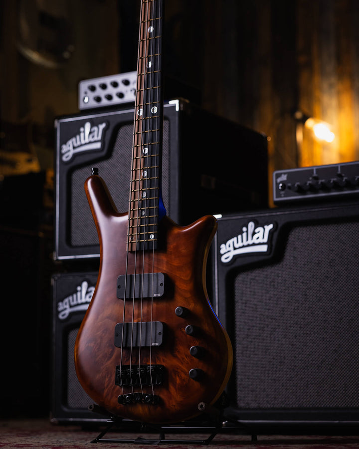 Warwick Thumb BO Vavona Burl Limited Edition 2013 - Bajo Eléctrico | Cuerpo • Modelo: Thumb• Madera: Swamp Ash• Top: Vavona Burl• Terminación: Satin Brazo • Madera: Wenge • Perfil: “C”• Terminación: Satin • Espaciado: 18 mm• Escala: 34” • Nuez: Just-A-Nut