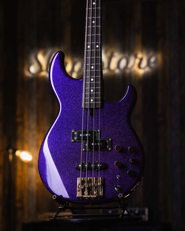 Yamaha BB1100s Purple Sparkle '85 - Bajo Eléctrico | Cuerpo • Modelo: BB1100s• Madera: Alder • Terminación: Purple Sparkle, Gloss Brazo • Madera: Maple• Terminación: Gloss• Perfil: "C"• Espaciado: 18mm• Escala: 34"• Nuez: Bronze Diapasón • Madera: Ebony•