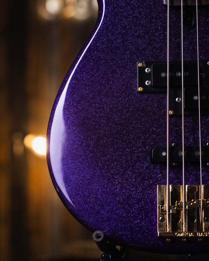 Yamaha BB1100s Purple Sparkle '85 - Bajo Eléctrico | Cuerpo • Modelo: BB1100s• Madera: Alder • Terminación: Purple Sparkle, Gloss Brazo • Madera: Maple• Terminación: Gloss• Perfil: "C"• Espaciado: 18mm• Escala: 34"• Nuez: Bronze Diapasón • Madera: Ebony•